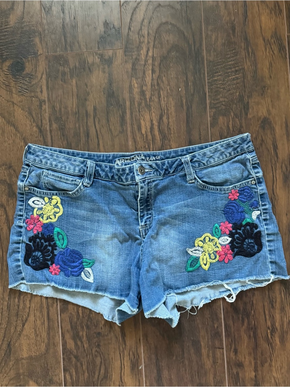 Arizona Size 17 Low Rise Embroidered Cut Off Shorts